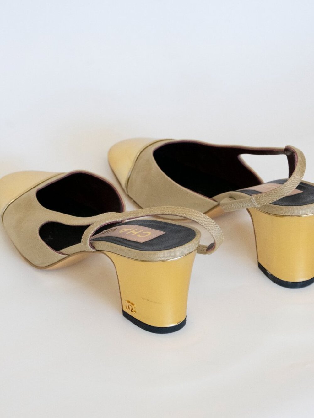 CHANEL Limited Edition Runway Linen and Gold Slingback Pumps Size 36 - Picture 6 of 9